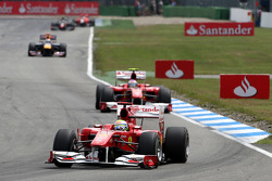 Феліпе Масса, Scuderia Ferrari, лідирує попереду Фернандо Алонсо, Scuderia Ferrari