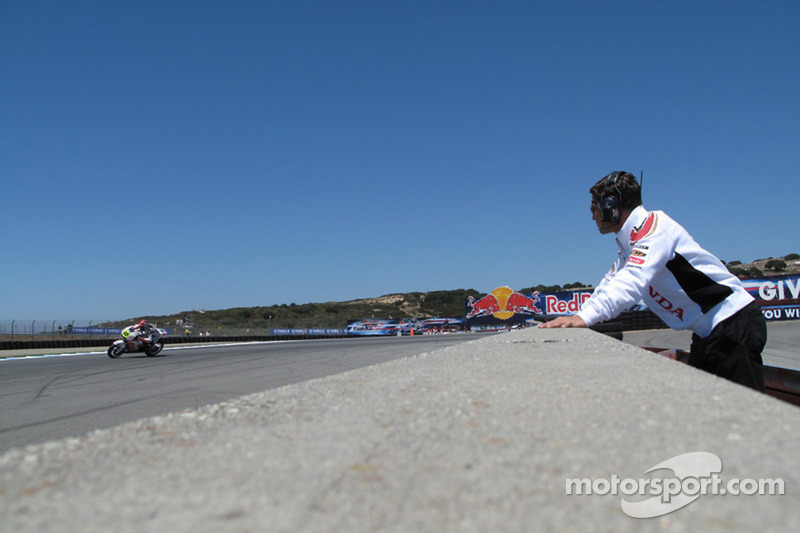 LCR Honda MotoGP manager Lucio Cecchinello observa a Roger Lee Hayden, LCR Honda MotoGP