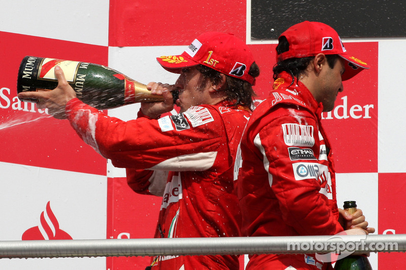 Подіум: переможець Фернандо Алонсо та другий призер Феліпе Масса, Ferrari