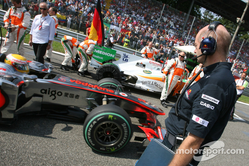 Льюіс Хемілтон (McLaren Mercedes) на стартовій решітці