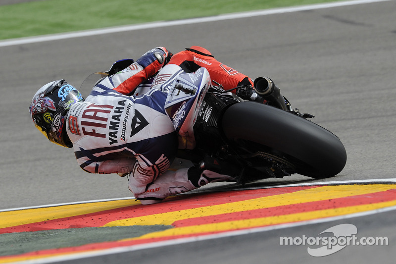 Lorenzo homenajeó a Tomizawa llevando una réplica de su casco en 2010 en Motorland