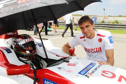 Vitaly Petrov sur la grille avec Ivan Samarin