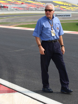 Charlie Whiting, directeur de course, starter et délégué sécurité de la FIA, regarde le circuit