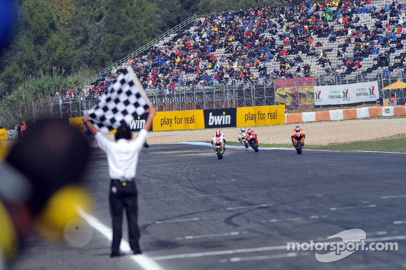 Andrea Dovizioso, del equipo Repsol Honda acaba tercero por delante de Marco Simoncelli, San Carlo Honda Gresini