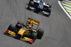 Robert Kubica (Renault F1 Team) devance Rubens Barrichello (Williams F1 Team)
