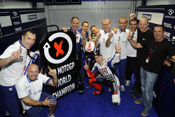 Race winnaar en 2010 MotoGP kampioen Jorge Lorenzo, Fiat Yamaha Team met team