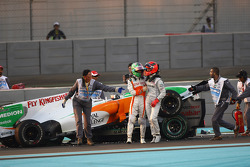 Витантонио Льюцци, Force India F1 Team, и Михаэль Шумахер, Mercedes GP