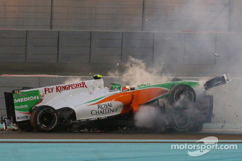 Vitantonio Liuzzi, Force India F1 Team and Michael Schumacher, Mercedes GP crashed