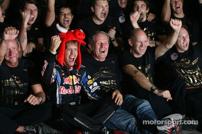 Marko, Newey, Horner y el equipo Red Bull celebran el primer mundial de Vettel