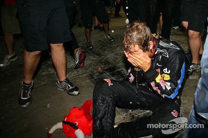 Los festejos de Sebastian Vettel, Red Bull Racing, campeón del mundo de F1 2010