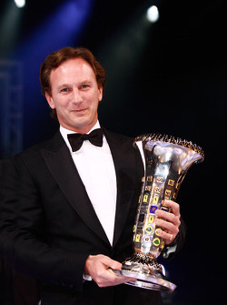 FIA Formula One World Championship: Christian Horner, Red Bull avec le trophée constructeurs