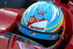 Fernando Alonso, Scuderia Ferrari avec un sticker de Robert Kubica, Lotus Renault GP helmet