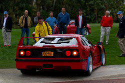 Une Ferrari F40 éprouve des difficultés à sortir de la pelouse