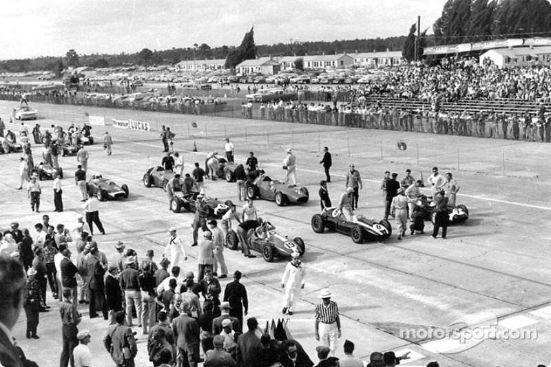 Перед стартом Гран При США 1959 года. На первом ряду гонщики на Cooper T51: Стирлинг Мосс (№7), Джек Брэбэм (№8) и Гарри Шелл (№19)