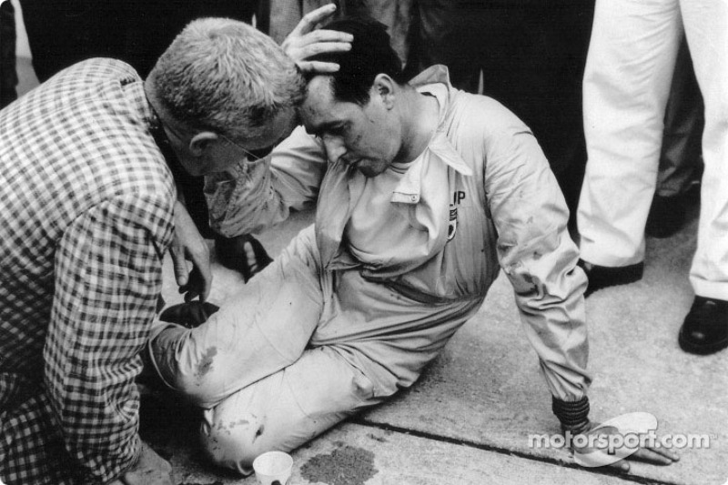 Jack Brabham fait une pause après avoir poussé sa Cooper-Climax sur plus de 500m jusqu'à la ligne d'arrivée