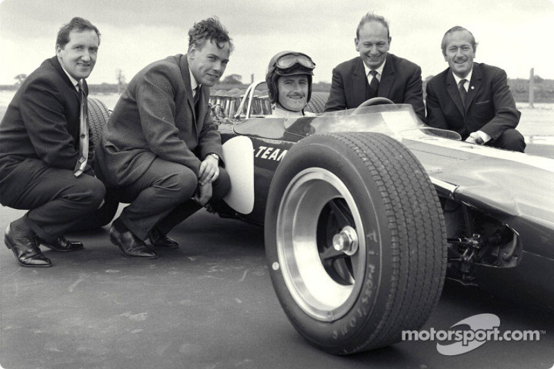 Premier roulage de la Lotus 49 Ford, usine Lotus : Maurice Phillippe (Designer), Keith Duckworth (Designer du moteur), Graham Hill (pilote), Mike Costin (Ingénieur Cosworth), Colin Chapman (Fondateur de Lotus)