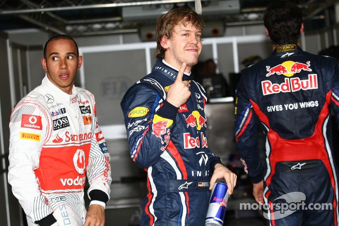 El 'poleman' Sebastian Vettel, Red Bull Racing, el segundo Lewis Hamilton, McLaren Mercedes, y el tercer clasificado Mark Webber, Red Bull Racing
