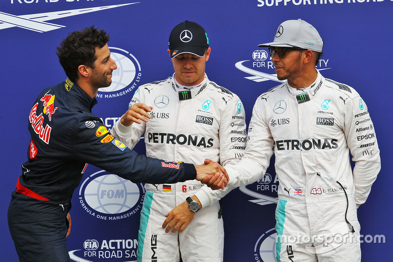 I pimi tre delle qualifiche nel parco chiuso: Daniel Ricciardo, Red Bull Racing, terzo; Nico Rosberg, Mercedes AMG F1, pole position; Lewis Hamilton, Mercedes AMG F1, secondo