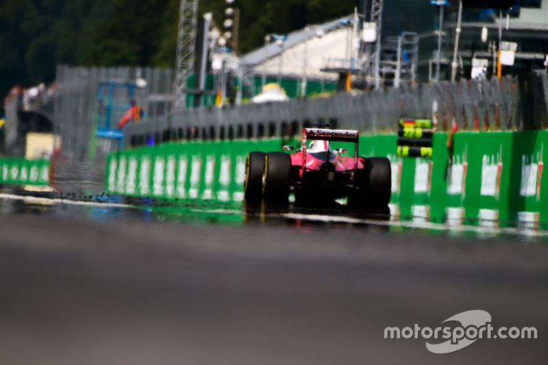 O câmbio não é tão exigido assim. Ao todo, são 36 trocas de marcha por volta, sendo que a 1ª marcha deve ser usada apenas para largada e pitstops.