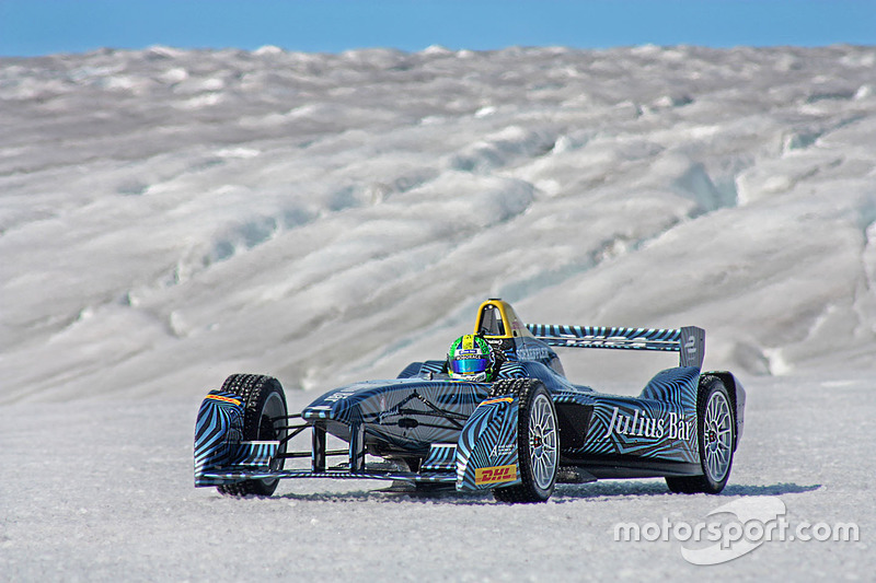 10. Lucas di Grassi conduce por la capa de hielo del Ártico