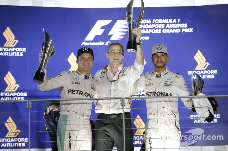 Nico Rosberg, Mercedes AMG F1 W07 Hybrid y Lewis Hamilton, Mercedes AMG F1 en el podio