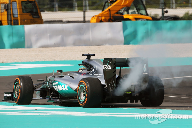 Lewis Hamilton, Mercedes AMG F1 W07 Hybrid retirado de la carrera por problemas con el motor
