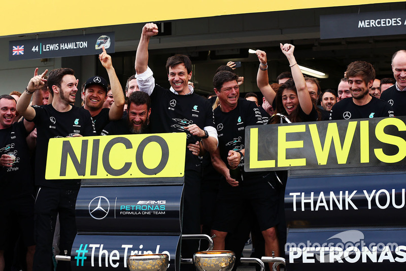 Керівник Mercedes AMG F1 Тото Вольфф святкує Кубок конструкторів з Ніко Росбергом, Mercedes AMG F1 і командою