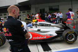 Эдриан Ньюи, технический директор Red Bull Racing рассматривает McLaren