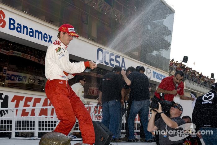 Podio: champán para Sébastien Bourdais