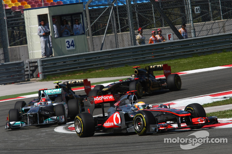 Lewis Hamilton, McLaren Mercedes delante de Michael Schumacher, Mercedes GP F1 Team, en Estambul