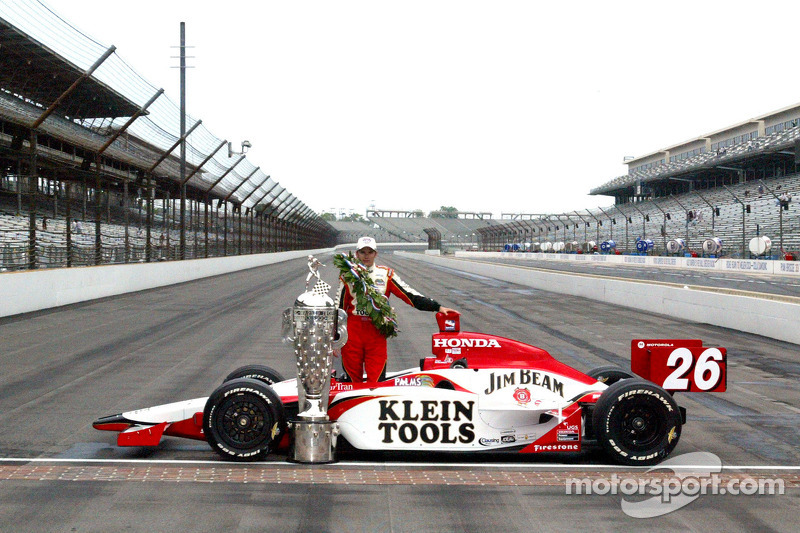 Racewinnaar Dan Wheldon poseert met de Borg Warner trophy en zijn auto