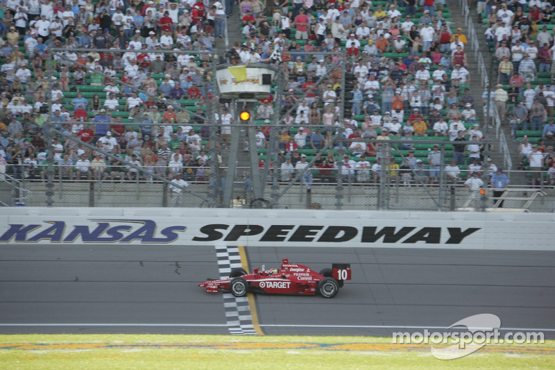 Dan Wheldon takes the checkered flag