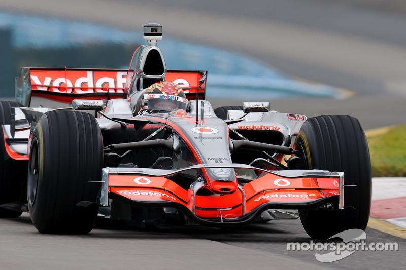 Tony Stewart conduce el McLaren de Lewis Hamilton