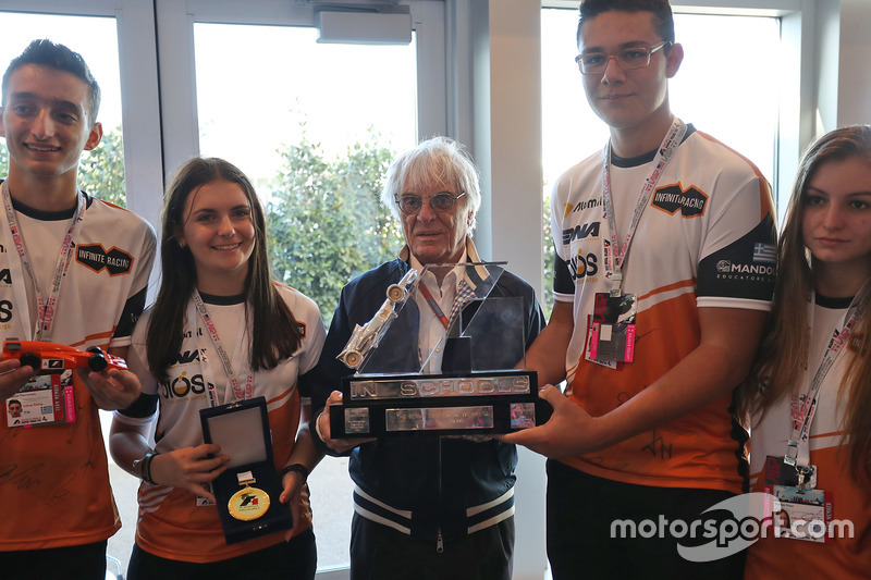 Берні Екклстоун з переможцями Infinite Racing з Греції