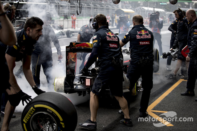 Fuego en los frenos del Red Bull Racing RB12 de Max Verstappen en el pitlane