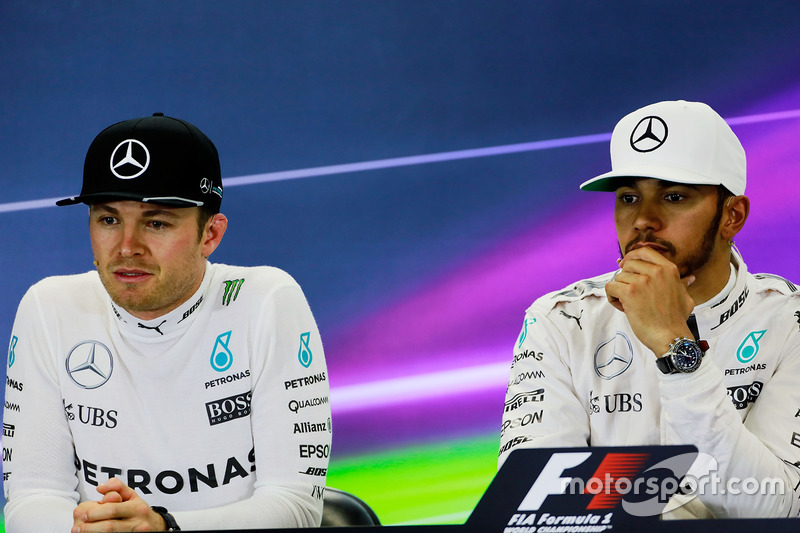 Nico Rosberg y Lewis Hamilton, Mercedes AMG F1, en la conferencia de prensa de la FIA
