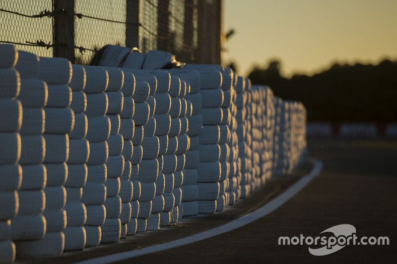 Tyre wall/Ban pembatas