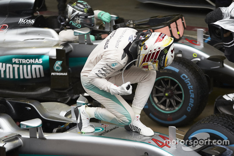 Lewis Hamilton venceu o GP do Brasil pela primeira vez em sua carreira. Com isso, a diferença entre ele e Rosberg cai para 12 pontos.