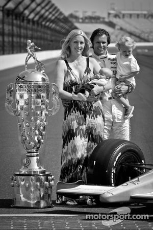 El ganadro de Indy 500 del Dan Wheldon, Bryan Herta Autosport con Curb / Agajanian con su esposa Sus