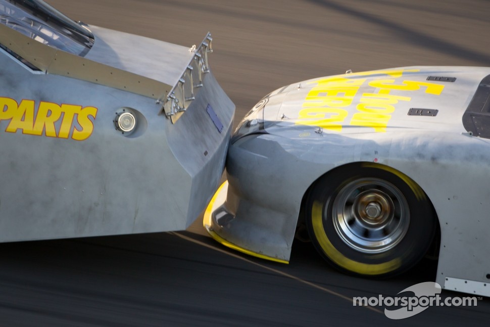 Drafting closeup: Martin Truex Jr., Michael Waltrip Racing Toyota, Clint Bowyer, Michael Waltrip Racing Toyota