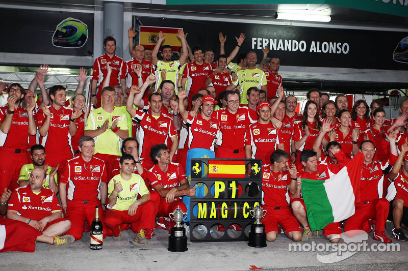 Race winner Fernando Alonso, Ferrari celebrates after the race with the team