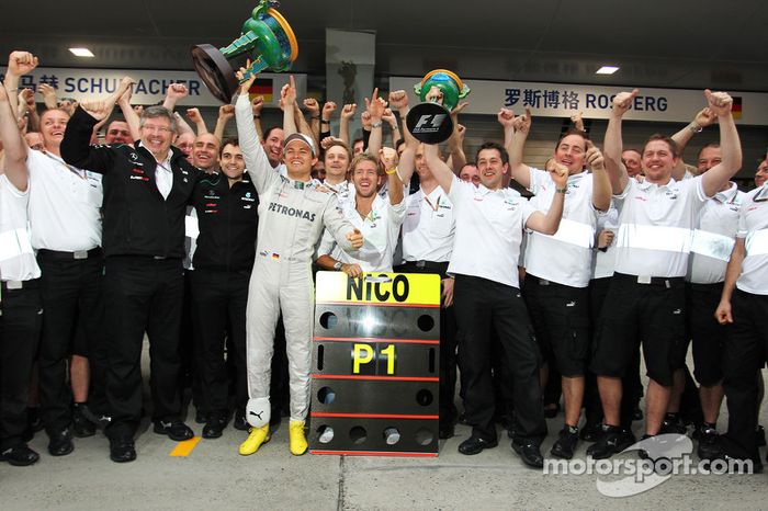 Ganador de la carrera Nico Rosberg, Mercedes AMG F1 celebra con Ross Brawn, director del equipo Mercedes AMG F1