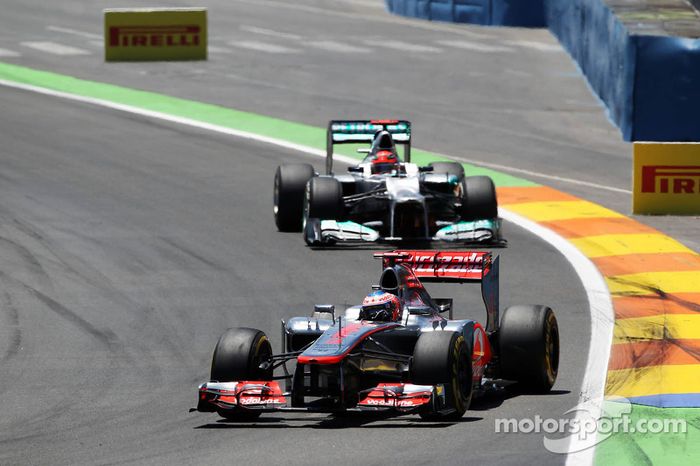 Jenson Button, McLaren Mercedes lidera a Michael Schumacher, Mercedes AMG F1