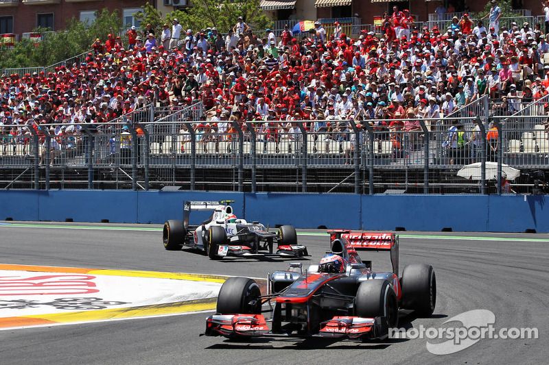 Jenson Button, McLaren Mercedes y Sergio Pérez, Sauber