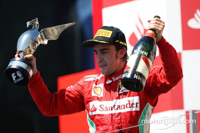 Ganador de la carrera Fernando Alonso, Ferrari celebra en el podio