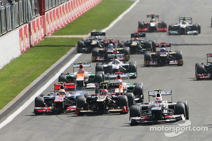 Jenson Button, McLaren lleva al principio en un accidente sobreviene con McLaren, Lewis Hamilton y Romain Grosjean, Lotus F1