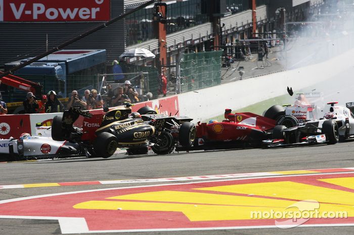 Un accidente en el inicio con Lewis Hamilton, McLaren, Romain Grosjean, Lotus F1, Fernando Alonso, Ferrari, Kamui Kobayashi, Sauber