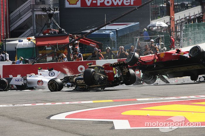 Un accidente en el inicio con Lewis Hamilton, McLaren, Romain Grosjean, Lotus F1, Fernando Alonso, Ferrari, Kamui Kobayashi, Sauber