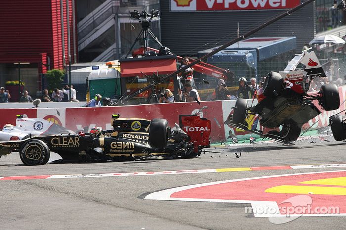 Un accidente en el inicio con Lewis Hamilton, McLaren, Romain Grosjean, Lotus F1, Fernando Alonso, Ferrari, Kamui Kobayashi, Sauber