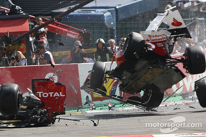 Un accidente en el inicio con Lewis Hamilton, McLaren, Romain Grosjean, Lotus F1, Fernando Alonso, Ferrari, Kamui Kobayashi, Sauber